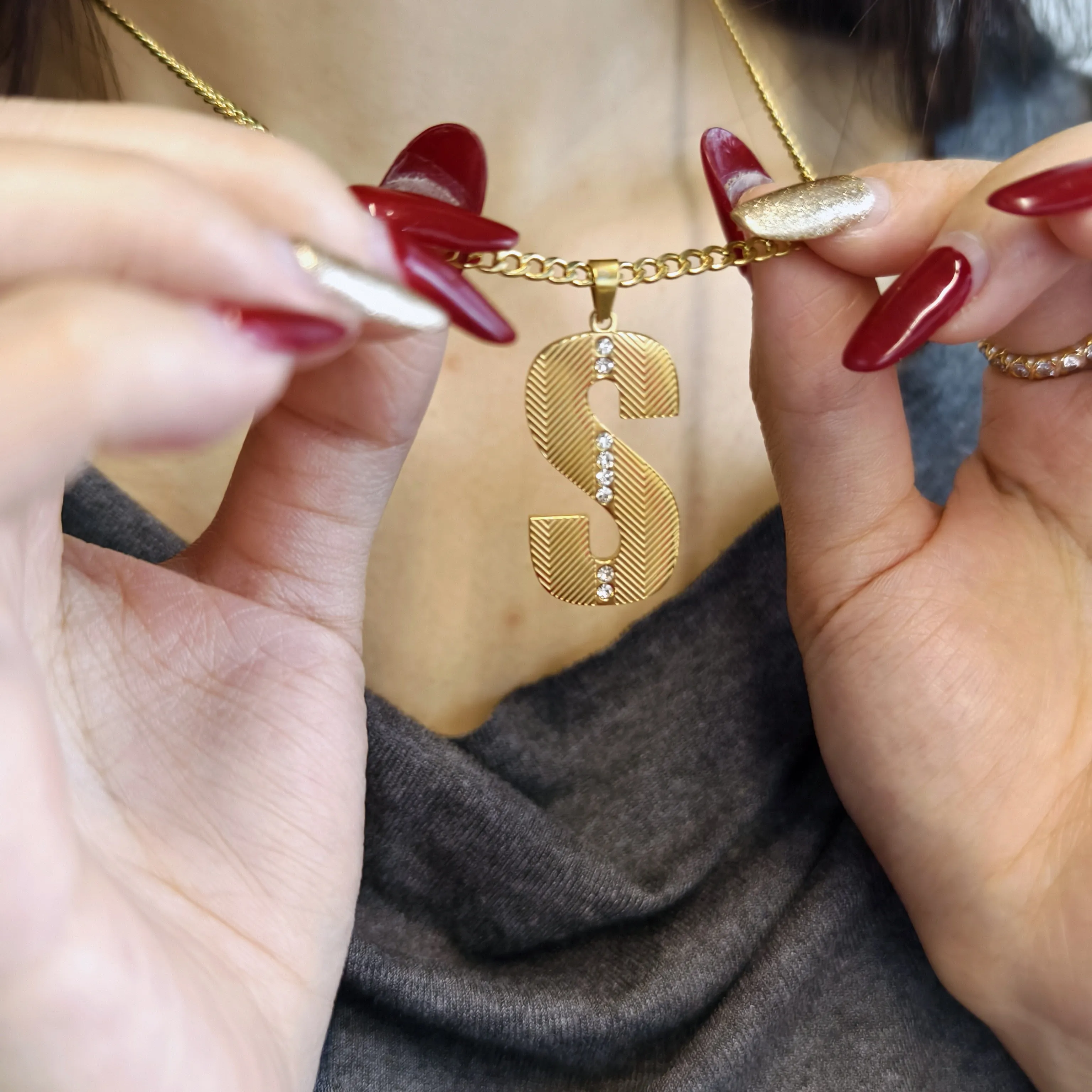Naszyjnik Minimalistyczny z In – Initial Letter Necklace 18K Gold recenzja i cena